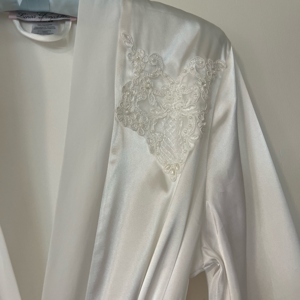 Linea Donatella White Satin Lace Robe - Picture 3 of 5